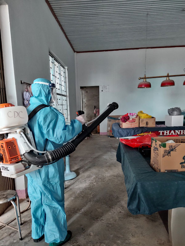 Trung tâm Y tế huyện Cát Tiên thực hiện phun hóa chất, xử lý các ổ dịch sốt xuất huyết trên địa bàn