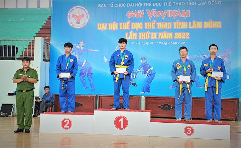 Các VĐV dẫn đầu trong nội dung đối kháng nam hạng cân trên 48 - 51kg
