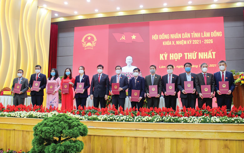 Việc không ngừng rèn luyện, bồi dưỡng nâng cao trình độ lý luận chính trị sẽ giúp đội ngũ cán bộ, đảng viên phát huy năng lực, trách nhiệm, vì lợi ích chung