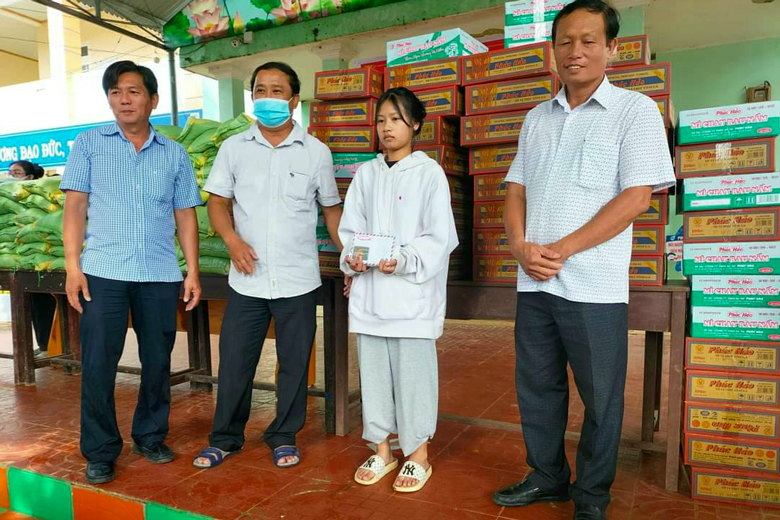 Bảo Lộc: Trao 200 phần quà cho người khó khăn
