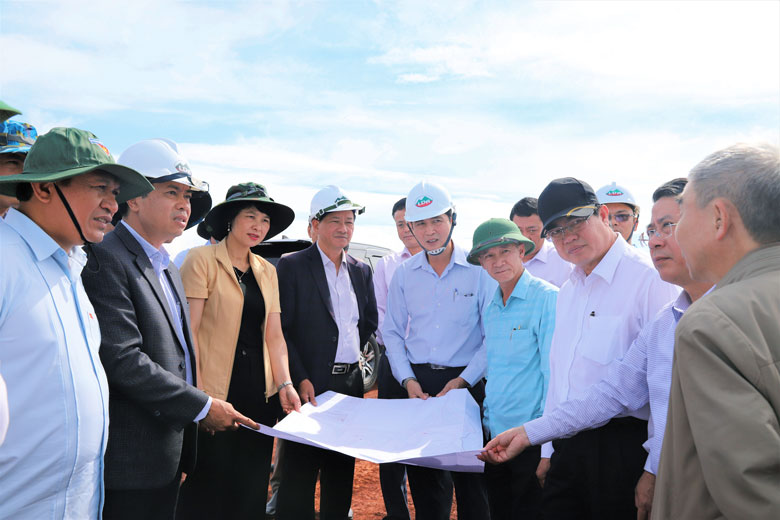 Lãnh đạo tỉnh thường xuyên đi cơ sở, bám sát thực tiễn để có phương pháp chỉ đạo, điều hành quyết liệt tạo chuyển biến về kinh tế - xã hội. Ảnh: Khánh Phúc