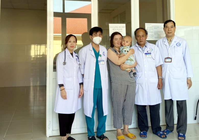 Điều trị thành công cho bệnh nhi 7 tháng tuổi bị sốt xuất huyết nặng