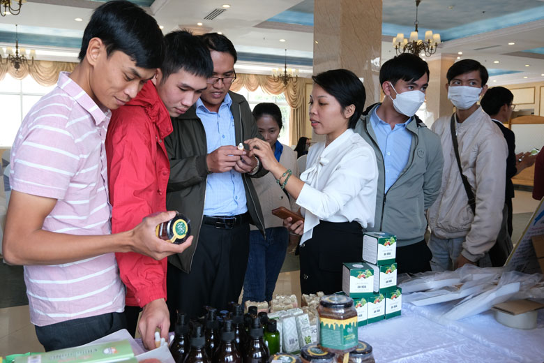 Đoàn viên, thanh niên tham quan, tìm hiểu các sản phẩm khởi nghiệp tại hội nghị