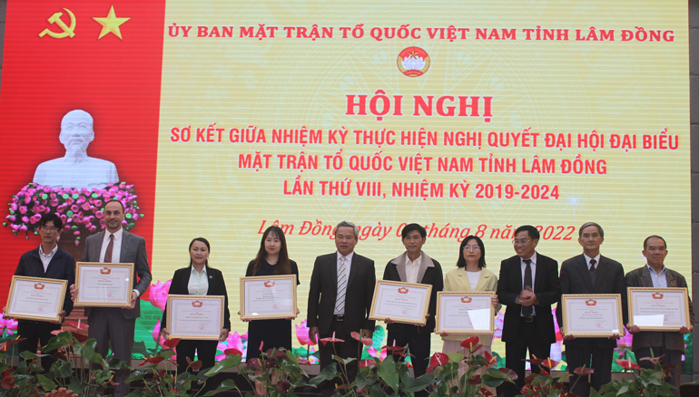 Các tập thể, cá nhân được UBND tỉnh khen thưởng vì có thành tích thành tích xuất sắc trong công tác vận động, tập hợp nguồn lực trong phòng chống dịch Covid-19