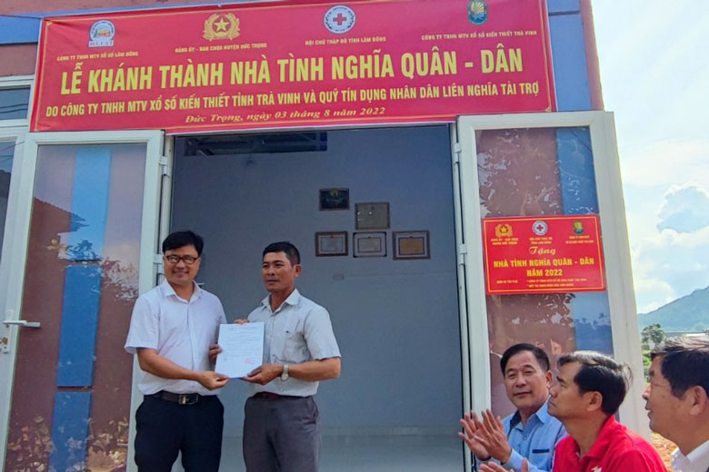 Đức Trọng: Bàn giao nhà tình nghĩa quân - dân