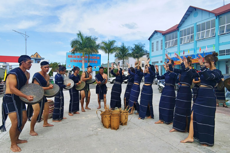 Kiểm tra hoạt động biểu diễn các đội, nhóm cồng chiêng