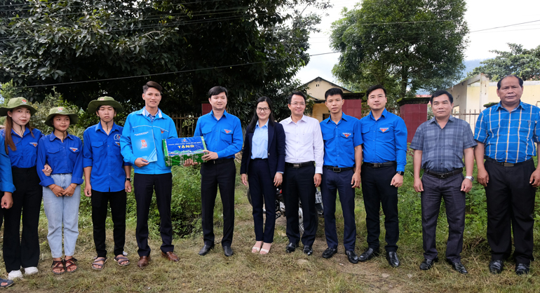 Bí thư Trung ương Đoàn Nguyễn Minh Triết thăm các đội hình tình nguyện Mùa hè Xanh tỉnh Lâm Đồng