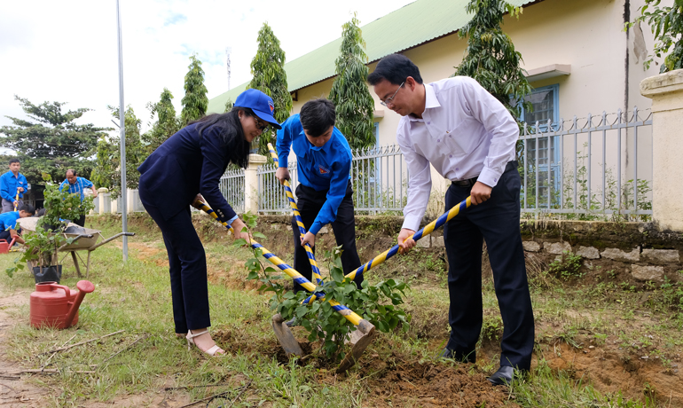 Đồng chí Nguyễn Minh Triết - Bí thư Trung ương đoàn, Chủ tịch Trung ương Hội Sinh viên Việt Nam cùng lãnh đạo Tỉnh Đoàn, lãnh đạo Huyện ủy Đam Rông trồng cây trên tuyến đường hoa