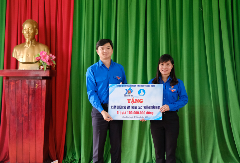 Tặng 3 công trình sân chơi cho em trong các trường tiểu học trên địa bàn huyện với trị giá 100 triệu đồng