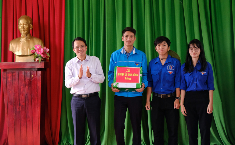 Bí thư Huyện ủy Đam Rông Nguyễn Văn Lộc tặng quà cho đội hình sinh viên tình nguyện của Trường Đại học Đà Lạt
