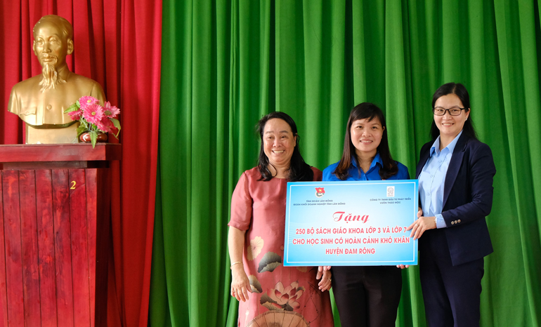Tỉnh Đoàn Lâm Đồng phối hợp cùng Công ty TNHH Đầu tư phát triển Vườn Thảo Mộc tặng 250 bộ sách giáo khoa cho các em học sinh trước thềm năm học mới