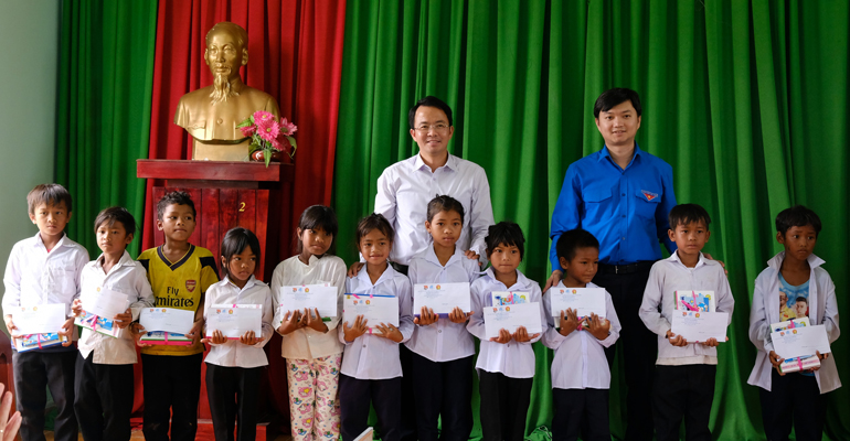 Tặng học bổng cho học sinh nghèo xã Đạ Tông
