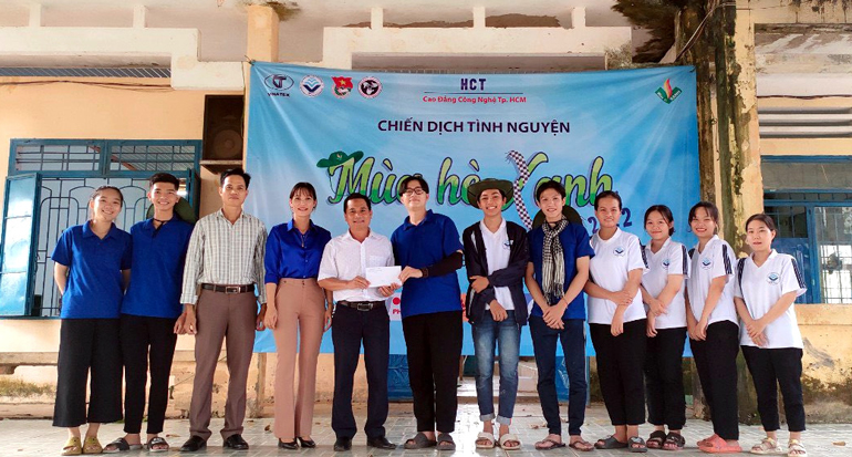 Đạ Tẻh: Tặng quà cho sinh viên tình nguyện chiến dịch Mùa hè Xanh