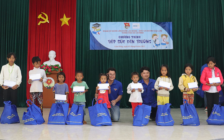 Đam Rông: Trao 50 phần quà cho học sinh hoàn cảnh khó khăn