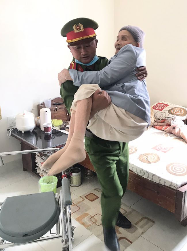 Công an TP Đà Lạt đến hỗ trợ người già đi làm CCCD