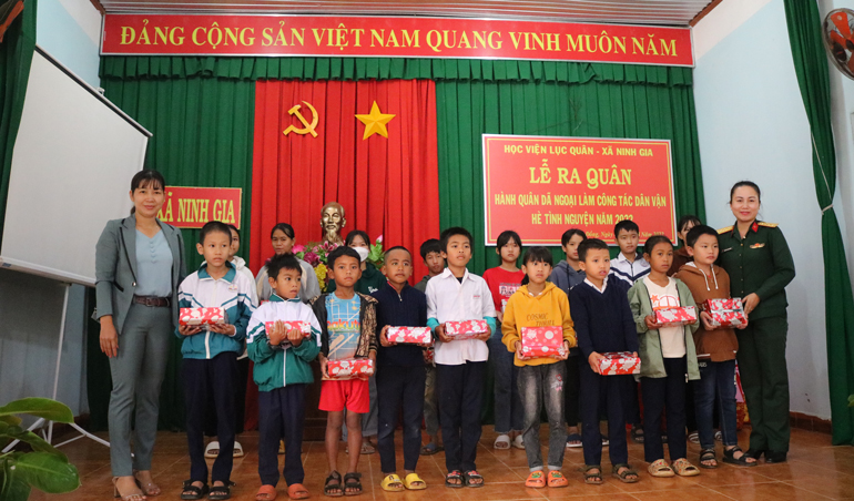 Học viện Lục quân tặng sách, vở cho các em học sinh có hoàn cảnh khó khăn