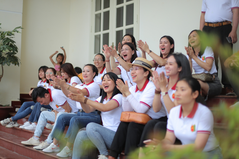 Cổ động viên cổ vũ nhiệt tình