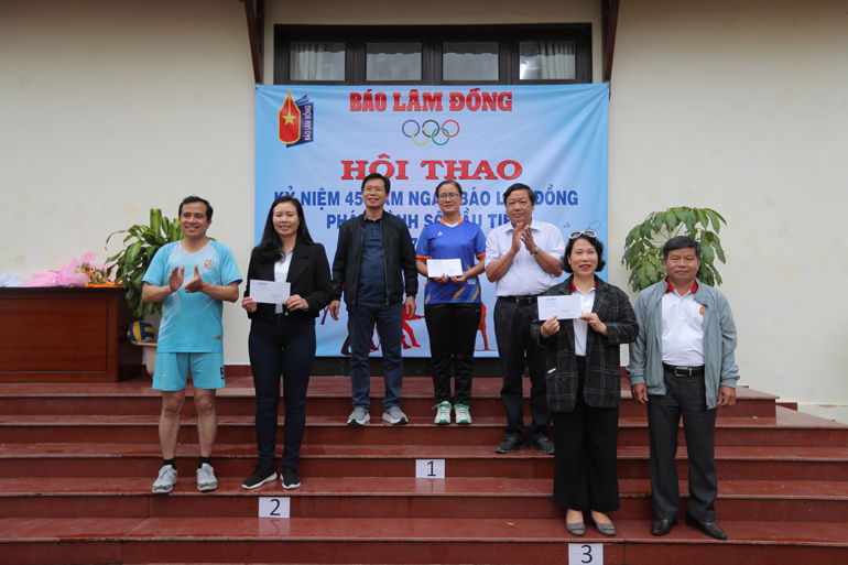 Trao giải nội dung bóng bàn đôi nam nữ