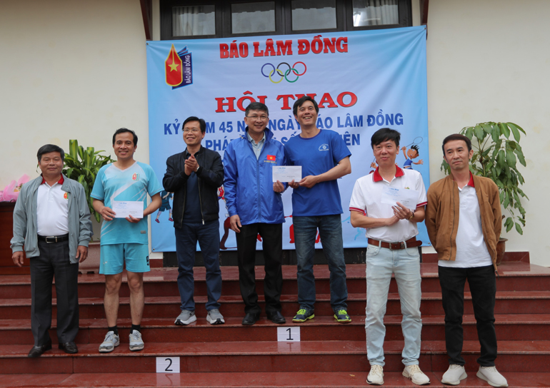 Trao giải nội dung bóng bàn đôi nam