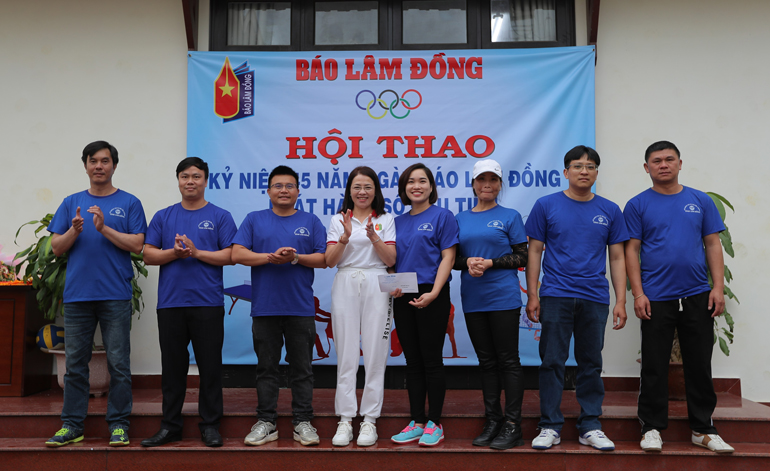 Trao giải nhất nội dung kéo co cho Sở Thông tin và Truyền thông