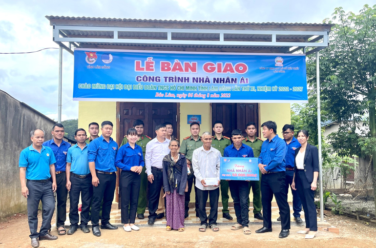 Trao tặng "Nhà nhân ái" cho thanh niên có hoàn cảnh khó khăn tại huyện Bảo Lâm