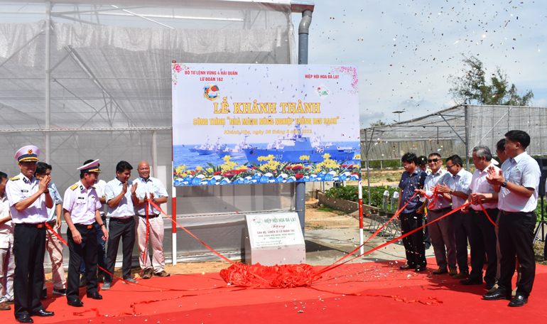 Chủ tịch Hiệp hội Hoa Đà Lạt Phan Thanh Sang tặng quà cho cán bộ, chiến sĩ Bộ Tư lệnh Vùng 4 Hải Quân