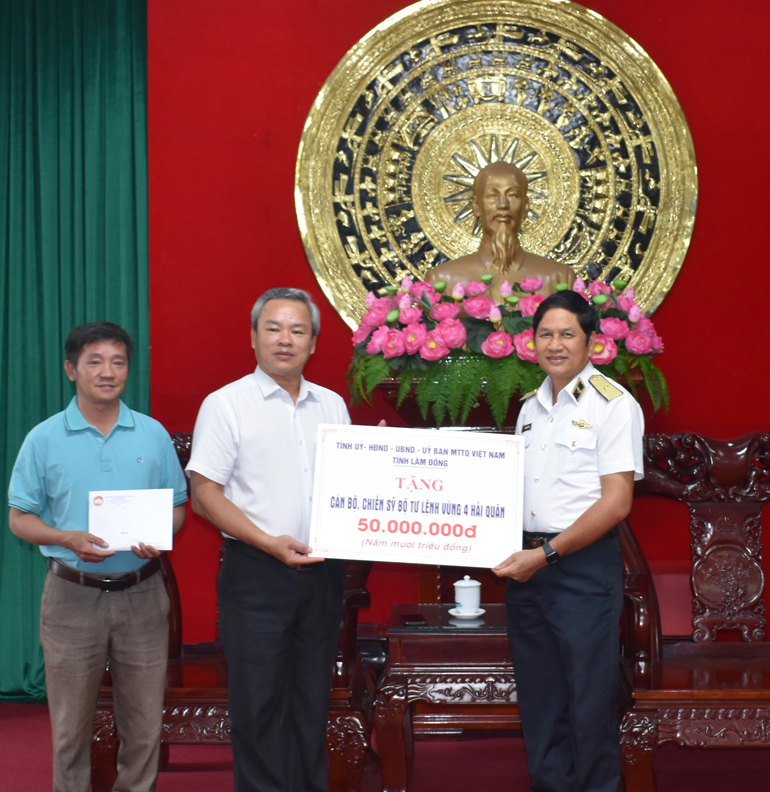 Phó Chủ tịch thường trực Ủy ban Mặt trận Tổ Quốc Việt Nam tỉnh Lâm Đồng Đường Anh Ngữ trao tặng quà cho cán bộ, chiến sĩ Vùng 4, Hải Quân do Thiếu tướng, Chuẩn Đô đốc Ngô Văn Thuân đại diện tiếp nhận