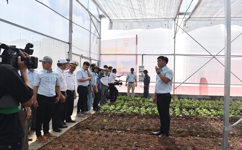 Hội viên Hiệp hội Hoa Đà Lạt và cán bộ, chiến sĩ Lữ đoàn 162, Bộ Tư lệnh Vùng 4, Hải Quân tham quan trong khu Nhà màng nông nghiệp trồng rau sạch vừa khánh thành