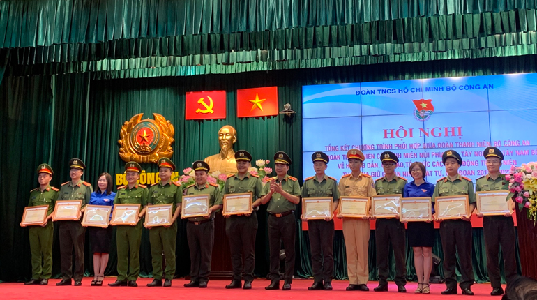 Huyện Đoàn Di Linh nhận bằng khen của Bộ Công An