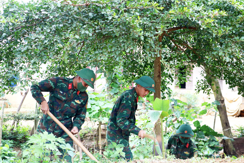 Học viện Lục quân hoàn thành đợt hành quân dã ngoại, làm công tác dân vận