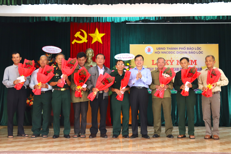 Lãnh đạo TP Bảo Lộc tặng quà cho các hội viên tiêu biểu