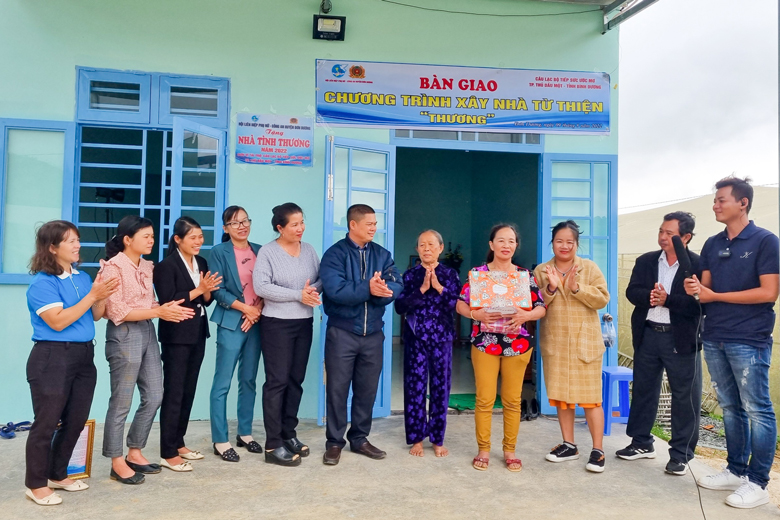 Đơn Dương: Tặng nhà tình thương và thẻ bảo hiểm y tế cho phụ nữ nghèo