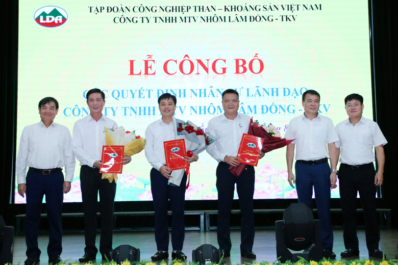 Các đồng chí lãnh đạo Tập đoàn và lãnh đạo Công ty tặng hoa cho các đồng chí: Nguyễn Văn Phòng - Tân Giám đốc, Vũ Minh Thành - Nguyên Giám đốc, Phạm Dũng Sỹ - Phụ trách Đảng bộ Công ty