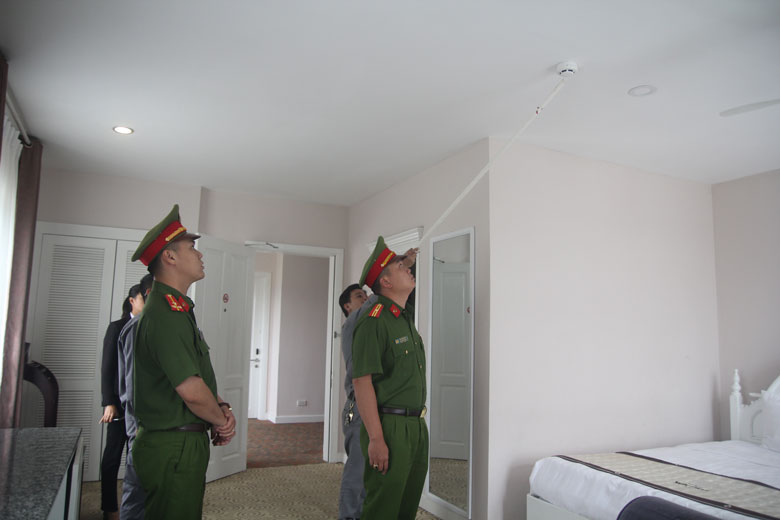 Kiểm tra thiết bị báo cháy tại khách sạn