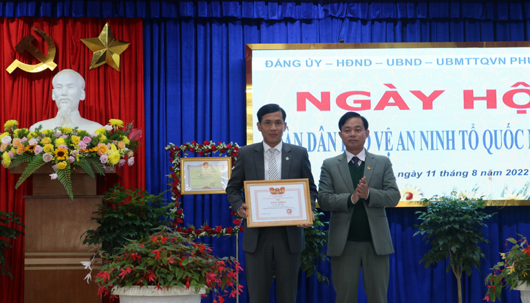 Tặng giấy khen của Chủ tịch UBND TP Đà Lạt cho cá nhân