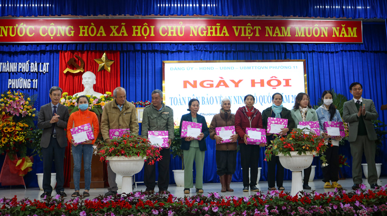 Trao quà cho các gia đình chính sách, gương điển hình tiến tiến và các mô hình trong phong trào