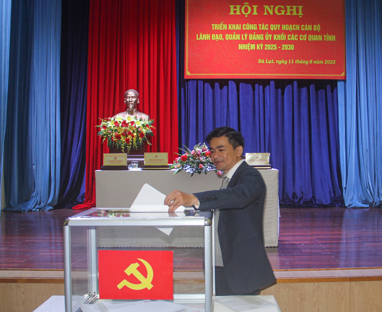 Các đại biểu bỏ phiếu lấy ý kiến giới thiệu nguồn quy hoạch cán bộ, lãnh đạo, quản lý Đảng ủy Khối Các cơ quan tỉnh nhiệm kỳ 2025 – 2030