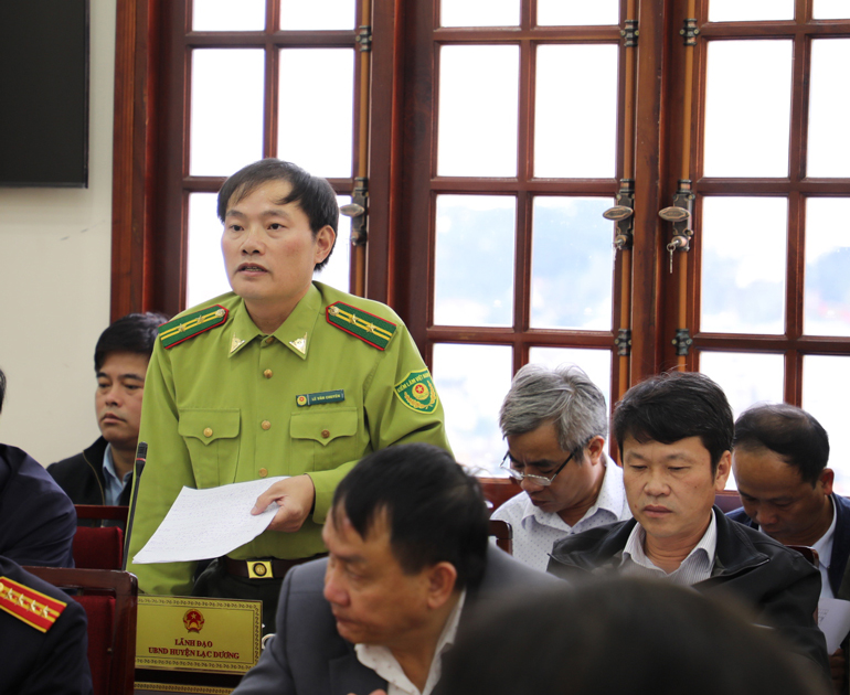 Đại diện Hạt Kiểm Lâm huyện Lạc Dương giải trình một số vấn đề còn tồn tại trong công tác quản lý, bảo vệ rừng trên địa bàn huyện trong 7 tháng qua