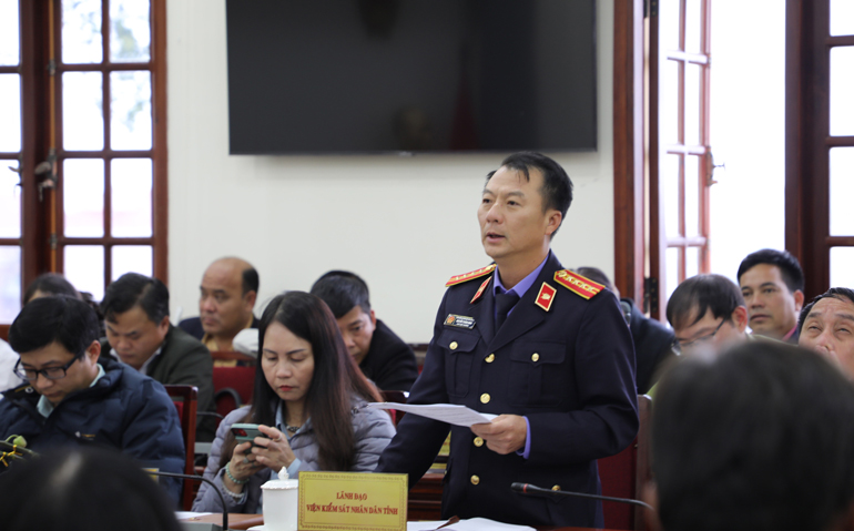 Đại diện lãnh đạo Viện Kiểm sát Nhân dân tỉnh báo cáo về quá trình phối hợp điều tra xử các vụ vi phạm lâm nghiệp
