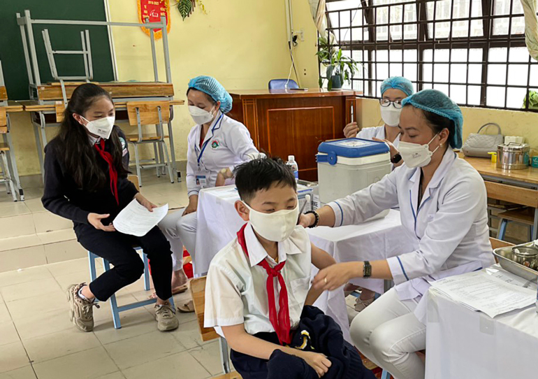 Tiếp tục tăng cường công tác phòng, chống dịch bệnh và đẩy nhanh tiến độ tiêm vắc xin phòng Covid-19