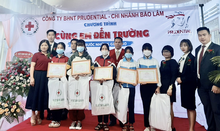 Trao 30 suất quà chương trình "Cùng em đến trường"