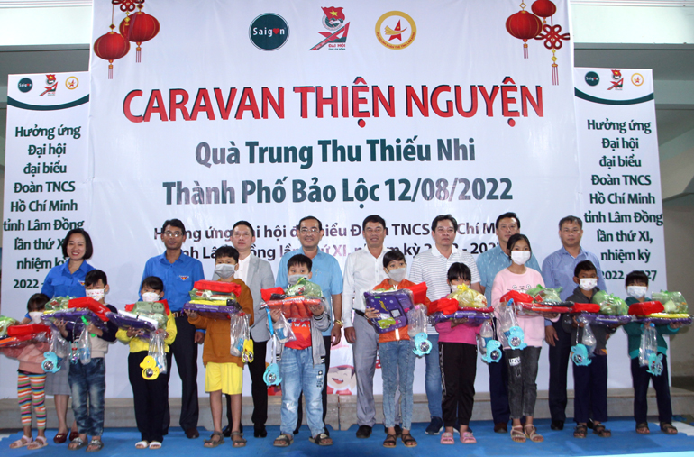 Bảo Lộc: Nhiều phần quà ý nghĩa đến với các em thiếu nhi