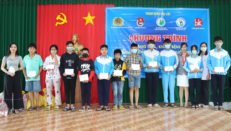 Bảo Lộc: Tặng quà, học bổng và khám bệnh, phát thuốc miễn phí cho người khó khăn