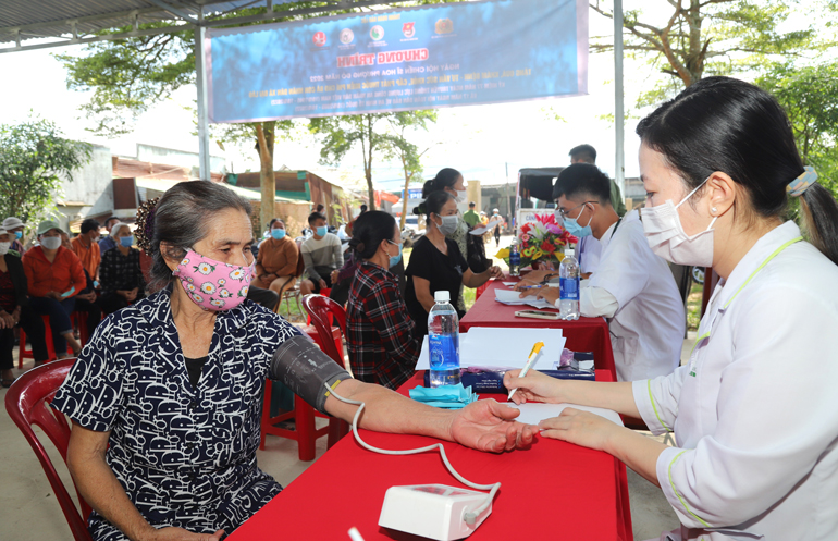 Các y, bác sĩ khám bệnh, phát thuộc miễn phí cho người dân