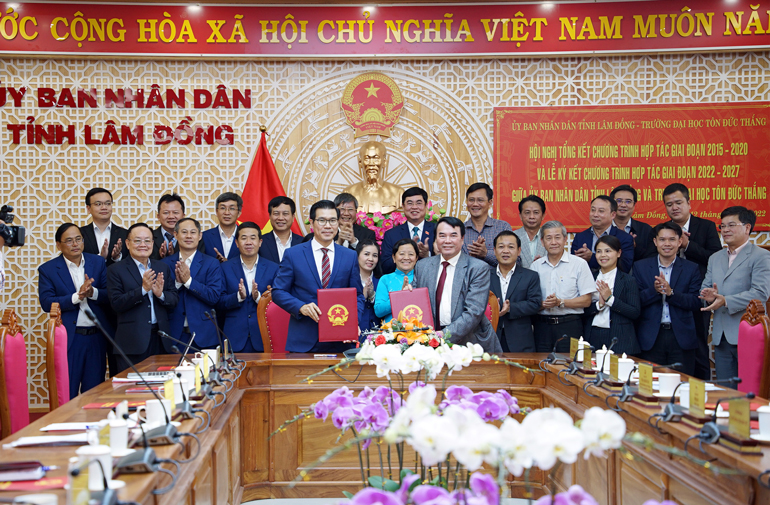 Phó Chủ tịch Phạm S và Quyền Hiệu trưởng Trần Trọng Đạo ký văn bản chương trình hợp tác trước sự chứng kiến của các đại biểu tham gia hội nghị  