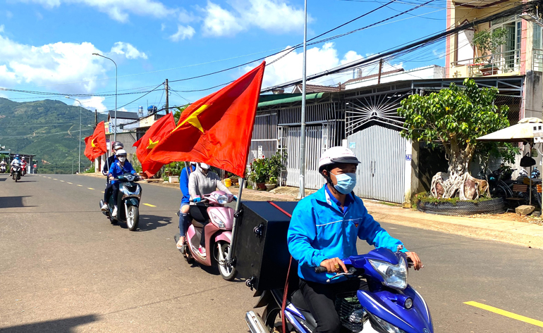 Bảo Lộc: Hàng trăm bạn trẻ tham gia tuyên truyền tiêm vắc xin phòng Covid-19