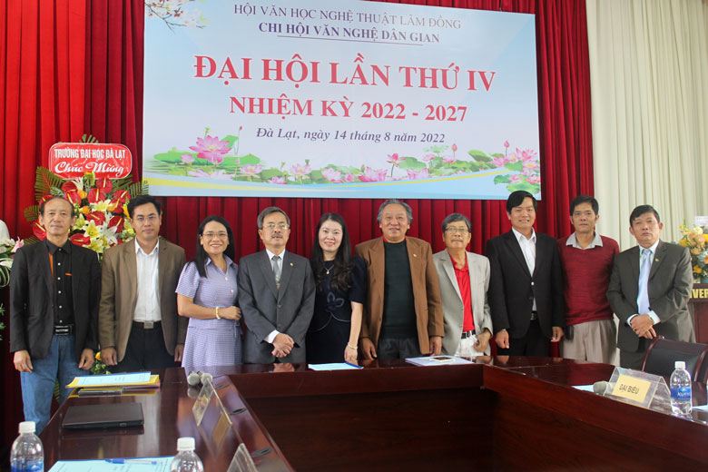 Ban Chấp hành Chi hội chụp hình lưu niệm cùng lãnh đạo Hội và toàn thể hội viên