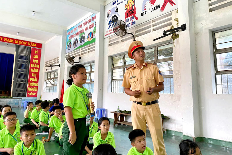 Đạ Tẻh: Tuyên truyền pháp luật về an toàn giao thông cho học sinh