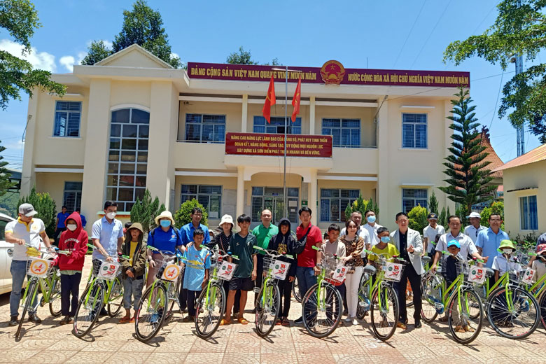 CLB Doanh nhân Sài Gòn, Hội Doanh nhân trẻ Lâm Đồng trao quà Trung thu tại Bảo Lộc và Di Linh