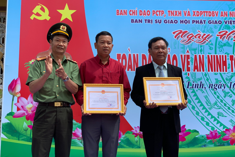 Trao giấy khen của lãnh đạo Công an tỉnh cho tập thể và cá nhân điển hình trong phong trào toàn dân bảo vệ an ninh Tổ quốc